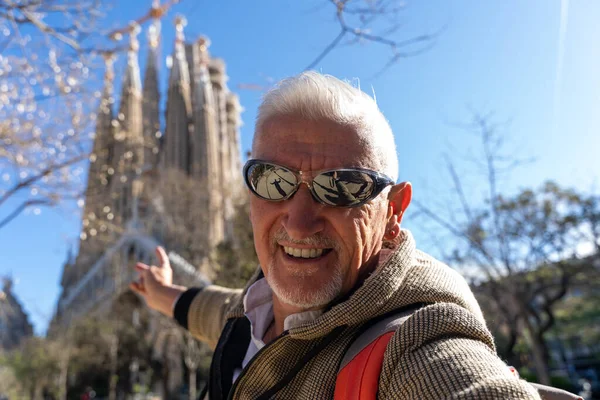 Przystojny Mężczyzna Średnim Wieku Odwiedzając Sagrada Familia Barcelona Szczęśliwy Turysta — Zdjęcie stockowe