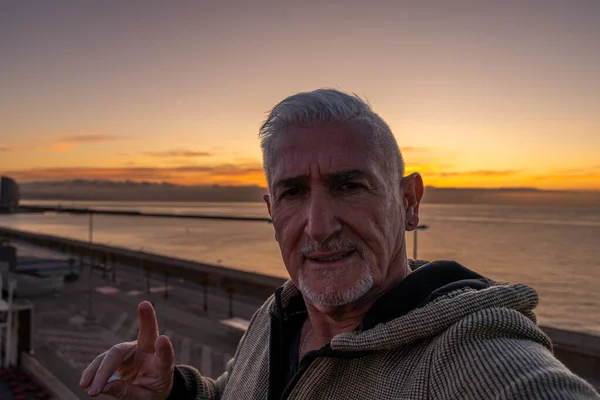 Szczęśliwy Przystojny Mężczyzna Średnim Wieku Biorąc Selfie Pokładzie Statku Wycieczkowego — Zdjęcie stockowe