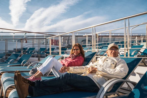 Hermosa Pareja Mediana Edad Feliz Relajarse Tumbonas Crucero Viaje Concepto — Foto de Stock