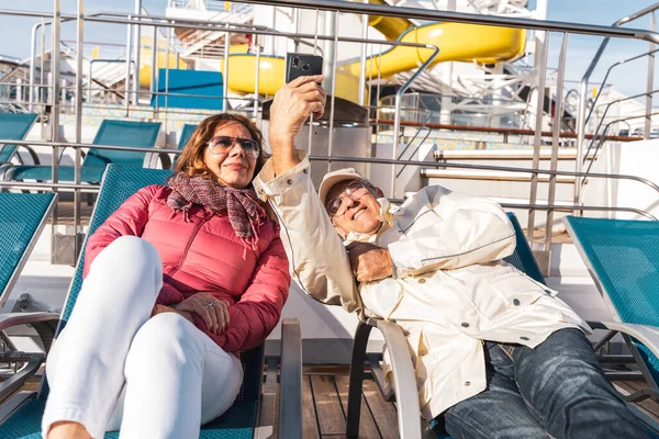 Hermosa Pareja Mediana Edad Feliz Tomando Una Selfie Con Teléfono — Foto de Stock