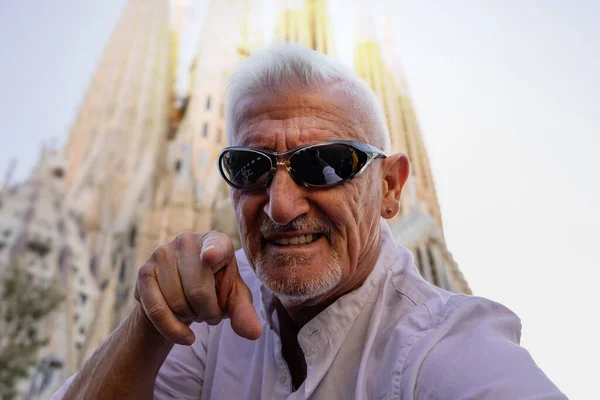 Stilig Medelålders Man Besöker Sagrada Familia Barcelona Glad Turist Tar — Stockfoto