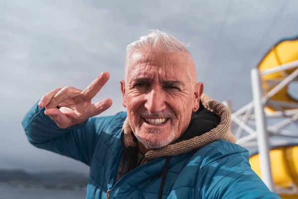 Красивый Мужчина Средних Лет Делающий Селфи Палубе Корабля Счастливый Турист — стоковое фото