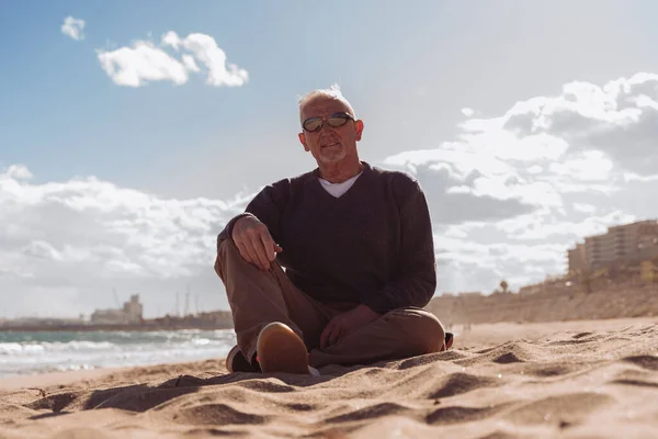 Przystojny Mężczyzna Średnim Wieku Relaksujący Się Plaży Tarragonie Hiszpania Koncepcja — Zdjęcie stockowe