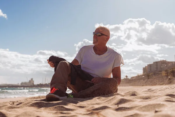 Knappe Man Van Middelbare Leeftijd Ontspannen Zitten Een Strand Tarragona — Stockfoto