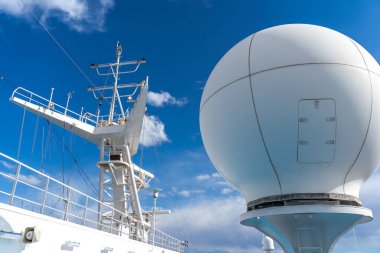 Geminin direğinde beyaz antenler, radar ve diğer iletişim ve navigasyon ekipmanları