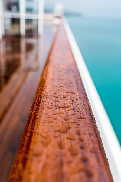 Nahaufnahme Von Regentropfen Auf Einem Hölzernen Geländer Deck Eines Schiffes — Stockfoto
