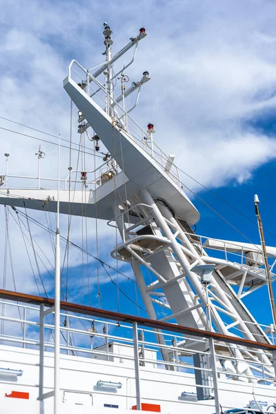 White Antennas Radar Other Communication Navigation Equipment Mast Ship — Stock Photo, Image