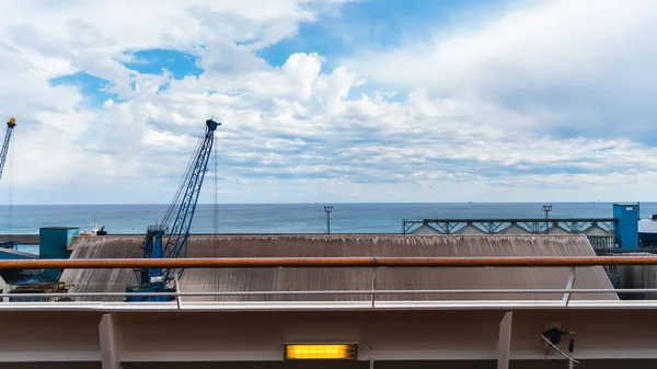 Panorama Mit Einigen Kränen Einem Industriehafen Vom Deck Eines Schiffes — Stockfoto