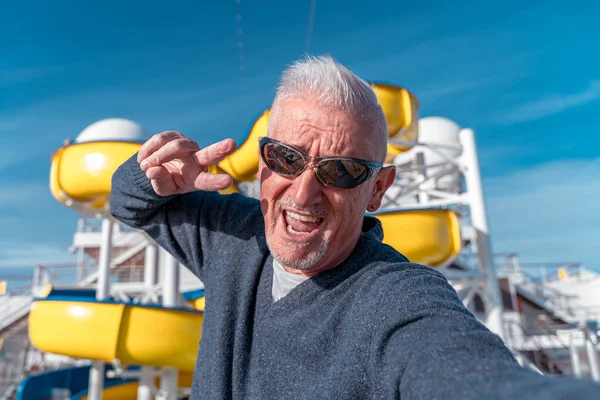 Knappe Man Van Middelbare Leeftijd Neemt Een Selfie Voorkant Van — Stockfoto