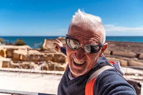 Stilig Medelålders Man Besöker Tarraco Arkeologiska Komplex Tarragona Glad Turist — Stockfoto
