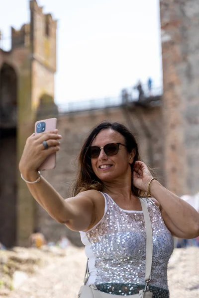Vacker Medelålders Kvinna Tar Selfie Gården Ett Italienskt Slott Resor — Stockfoto
