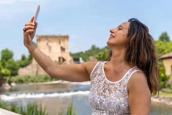 Femeie Frumoasă Vârstă Mijlocie Face Selfie Fața Unui Turn Vechi — Fotografie, imagine de stoc