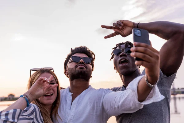 Piccolo Gruppo Amici Multietnici Che Divertono Farsi Selfie Con Smartphone — Foto Stock