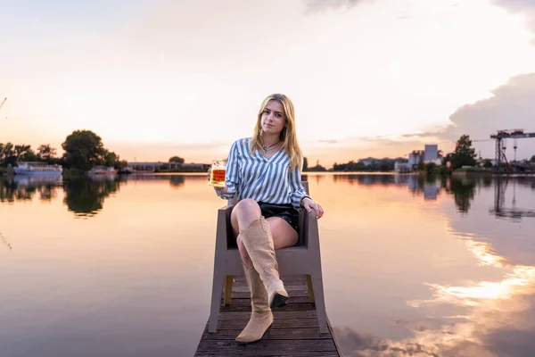 Young Blonde Woman Drinking Beer Sitting Quayside River Port Sunset — Stock Photo, Image