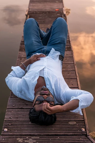 Ung Man Pakistansk Etnicitet Poserar Liggande Ner Kajen Flodhamn Solnedgången — Stockfoto