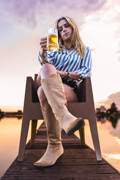 Young Blonde Woman Drinking Beer Sitting Quayside River Port Sunset — Stock Photo, Image
