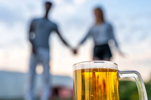 Крупним Планом Склянку Пива Перед Молодою Багаторасовою Парою Закоханих Розмитих — стокове фото