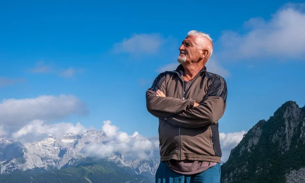 欧洲山脉顶上中年男子徒步旅行者肖像画 暑假概念 — 图库照片