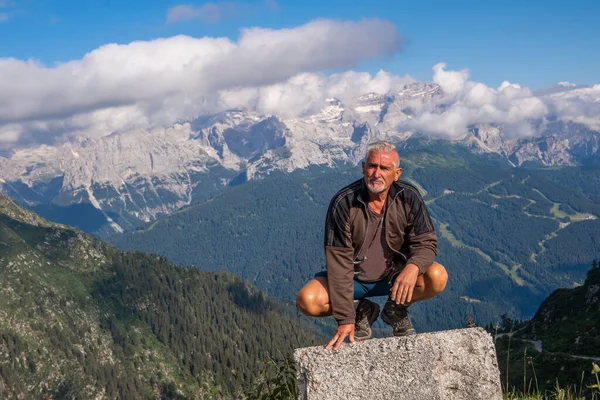 Retrato Hombre Excursionista Mediana Edad Cima Cordillera Europea Concepto Vacaciones — Foto de Stock