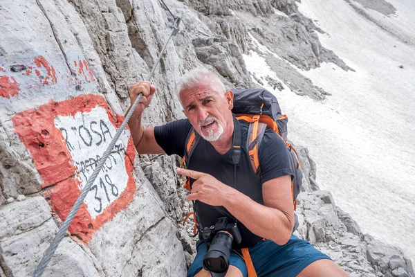 ヨーロッパの山脈の上に中年の男ハイカーの肖像 夏休みのコンセプト — ストック写真