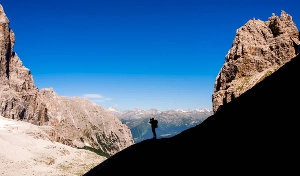 ヨーロッパの山のパノラマ撮影の上の写真家ハイカー 夏休みのコンセプト — ストック写真