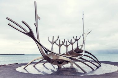 REYKJAVIK, ICELAND - Temmuz 2018: Solfar, Sun Voyager, 1990 yılında Jon Gunnar Arnason tarafından tasarlanan heykel. Heykel, Reykjavik 'in merkezindeki sahil kıyısında yer alıyor.