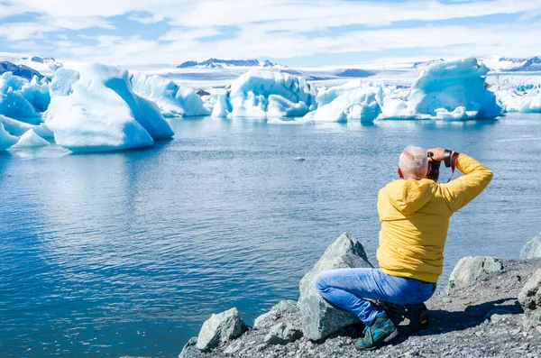 Homem Meia Idade Viajante Fotografando Icebergs Laguna Azul Vatnajokull Conceito — Fotografia de Stock