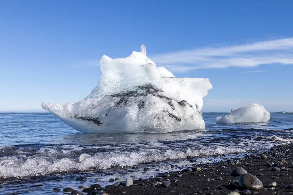 冰岛一个黑色卵石海滩的海岸线上漂浮着的冰块 美丽自然的概念 — 图库照片