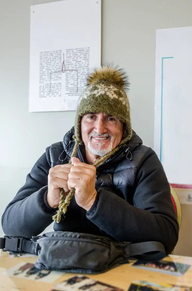 中年男子头像 头戴典型的冰岛式羊毛帽坐姿 度假概念 — 图库照片
