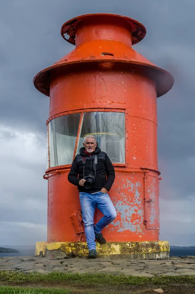 Mężczyzna Średnim Wieku Fotograf Pozowanie Aparatem Przed Czerwoną Latarnią Morską — Zdjęcie stockowe