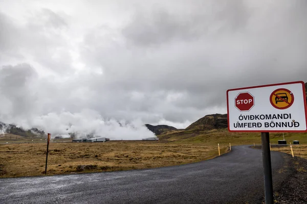 Geothermal Energy Pipelines Running Desert Hills Iceland Sustainable Clean Energy — Stock Photo, Image