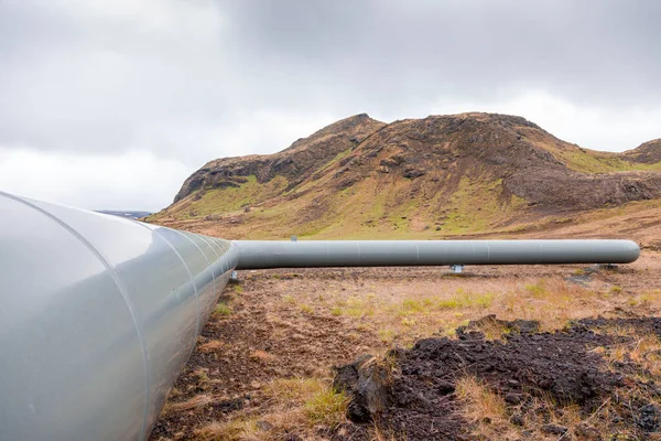 沿着冰原沙漠山丘运行的地热能源管道 可持续和清洁能源概念 — 图库照片