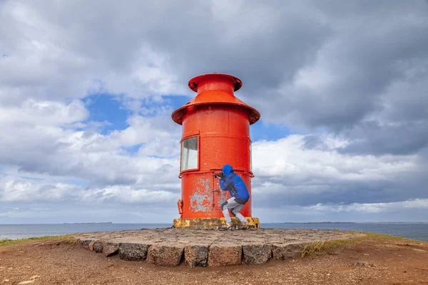 Orta Yaşlı Kadın Fotoğrafçı Kırmızı Deniz Fenerinin Önünde Kamerayla Çekim — Stok fotoğraf