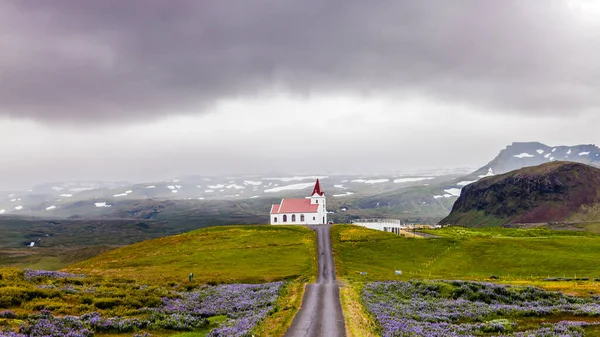 Izolovaný Bílý Kostel Kopci Před Zasněženými Horami Islandu — Stock fotografie