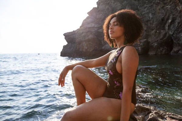 Portrait Pretty Curly Venezuelan Woman Relaxing Rock Sea — Stock Photo, Image