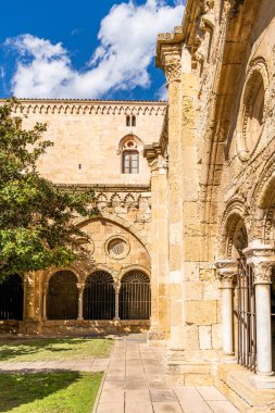 Tarragona İspanya 'nın Santa Maria Katedrali' nin iç avlusundan duvarların manzarası.