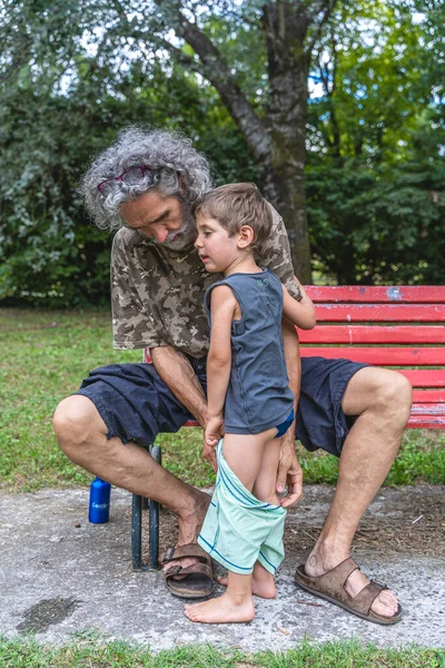 Papá Mediana Edad Cambiando Pantalones Cortos Hijo Parque Aire Libre —  Fotos de Stock
