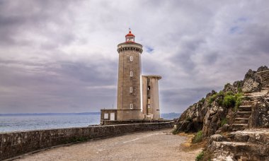 Brittany 'nin manzaralı bir bölgesinde bulunan ünlü le petit minou deniz fenerinin panoramik manzarası. Dünyadaki harikalar kavramı
