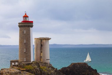Brittany 'nin manzaralı bir bölgesinde bulunan ünlü le petit minou deniz fenerinin panoramik manzarası. Dünyadaki harikalar kavramı