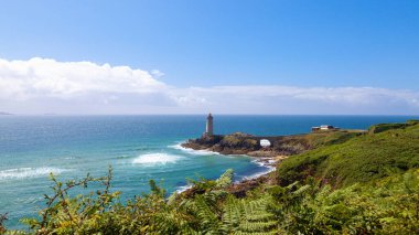 Brittany 'nin manzaralı bir bölgesinde bulunan ünlü le petit minou deniz fenerinin panoramik manzarası. Dünyadaki harikalar kavramı