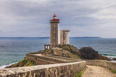 Brittany 'nin manzaralı bir bölgesinde bulunan ünlü le petit minou deniz fenerinin panoramik manzarası. Dünyadaki harikalar kavramı