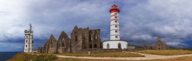 Deniz fenerinin panoramik manzarası ve Britanya Fransa 'nın okyanus kıyısındaki Saint Matheau Manastırı kalıntıları.