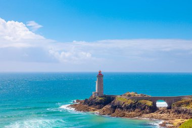 Brittany 'nin manzaralı bir bölgesinde bulunan ünlü le petit minou deniz fenerinin panoramik manzarası. Dünyadaki harikalar kavramı