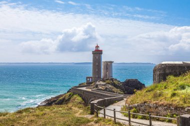 Brittany 'nin manzaralı bir bölgesinde bulunan ünlü le petit minou deniz fenerinin panoramik manzarası. Dünyadaki harikalar kavramı