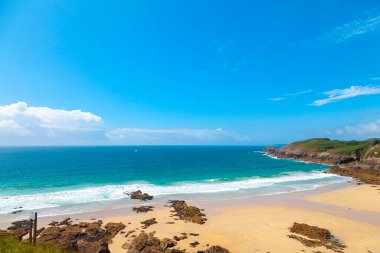 Kuzey Fransa 'daki Brittany' de sörfçülerin panoramik huzurlu manzarası