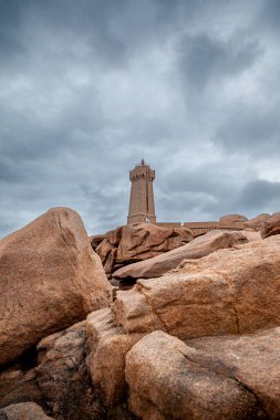 Brittany 'deki dev pembe kayalar arasında ünlü Ploumanach deniz fenerinin panoramik görüntüsü. Dünyadaki harikalar kavramı