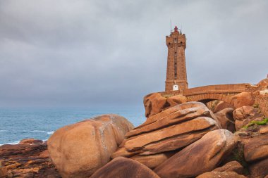 Brittany 'deki dev pembe kayalar arasında ünlü Ploumanach deniz fenerinin panoramik görüntüsü. Dünyadaki harikalar kavramı