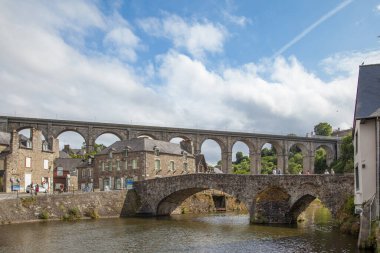 Dinan kenti Brittany Fransa limanındaki La Rance nehrine yansıyan eski taş köprü ve tarihi ortaçağ evlerinin panoramik manzarası