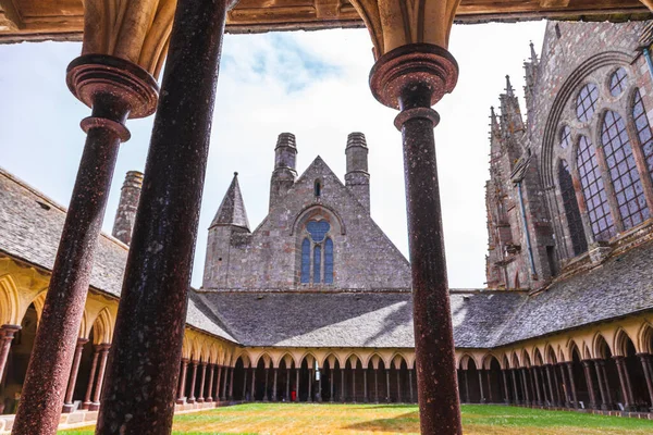 Außenkloster Der Mittelalterlichen Kathedrale Mont Saint Michel Einem Regentag Reise — Stockfoto