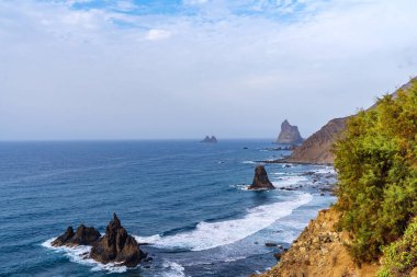 Tenerife adasının kuzeydoğusundaki Benijo plajının tipik kayalıklarının manzarası. Dünyayı dolaşma kavramı.